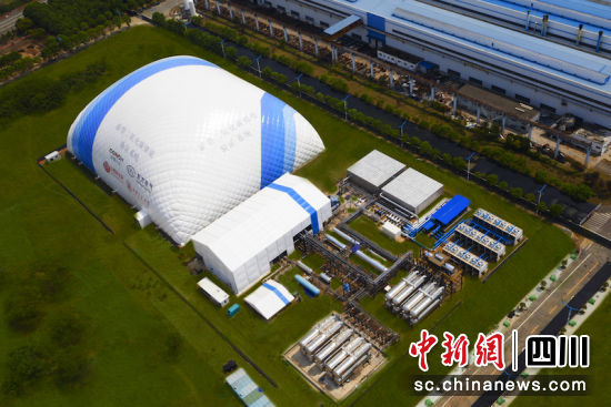 项目像一座蓝白相间的“小山”。尊龙凯时人生就是搏汽轮机 供图
